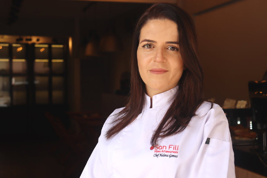 Chef Helena Gomes, de dólmã branco com a marca San Fili bordada, na padaria
